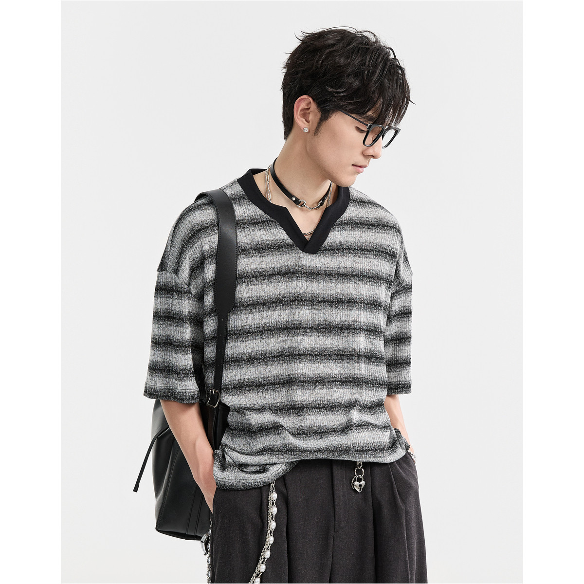 【撞色条纹设计】25夏季小V领舒适透百搭复古潮流男士短袖t恤