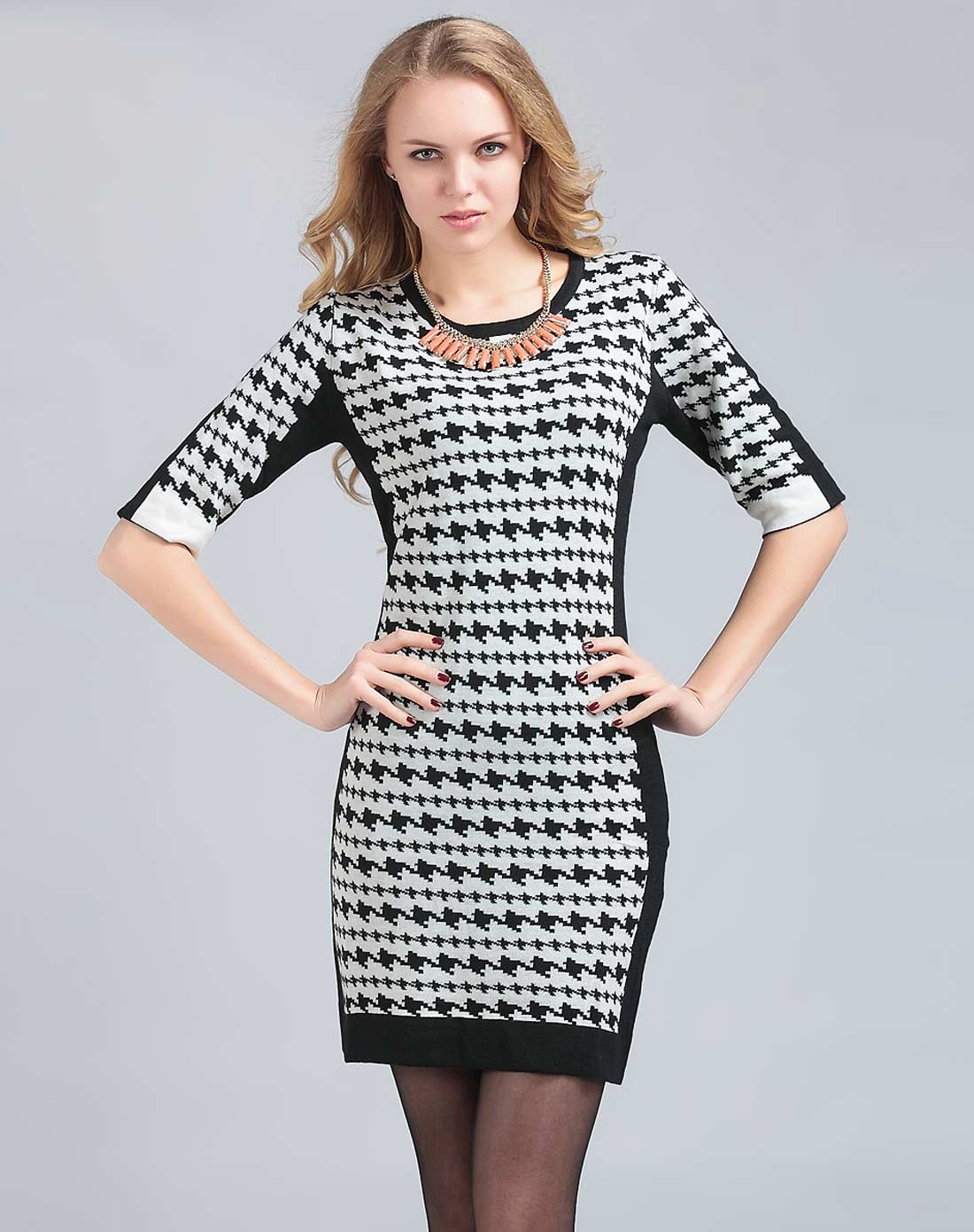 白色圆领千鸟格图案半袖毛线连衣裙