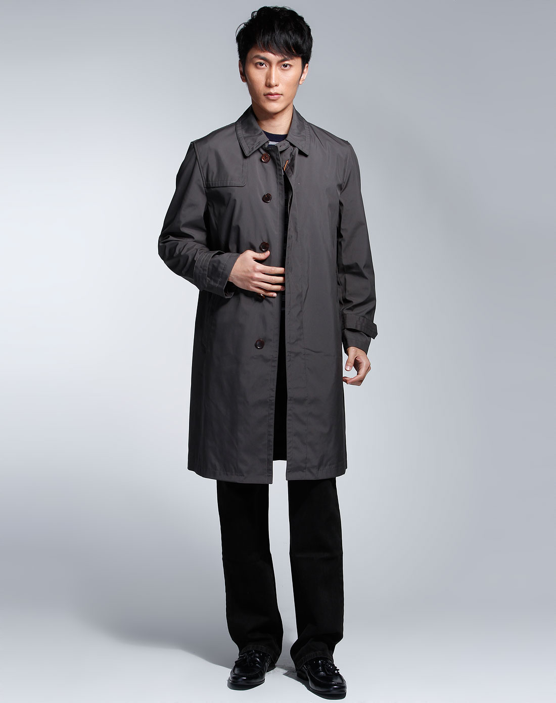 男款深灰色翻领长袖风衣