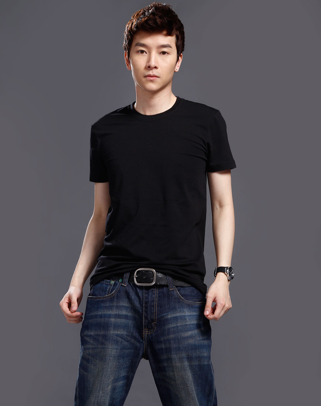 男款黑色后印图圆领短袖t恤