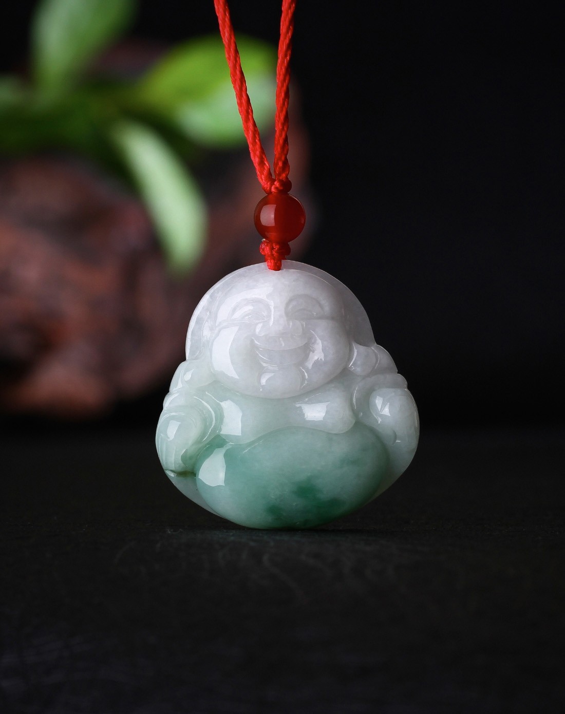 精雕细腻豆种俏色飘阳绿饱满佛公天然a货翡翠吊坠