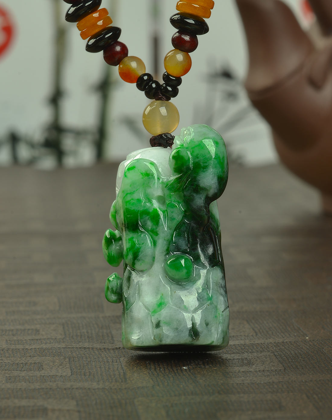 天然特色精雕翠色枯木逢春翡翠挂件(国家权威鉴定)