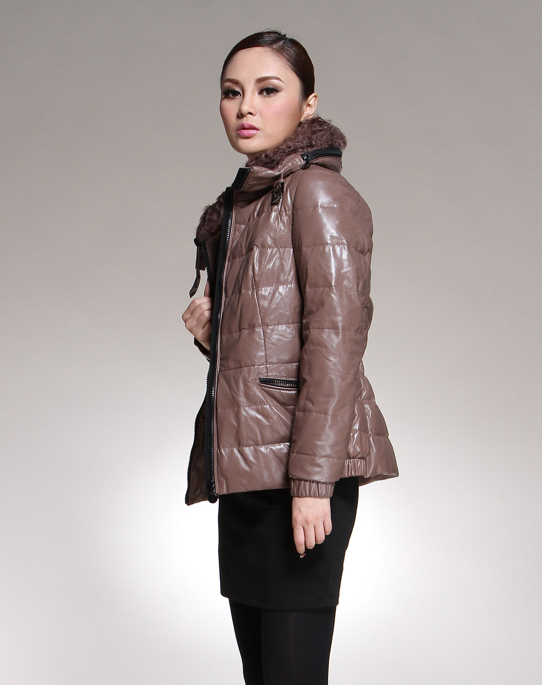 浅酱色时尚连隐藏帽短装长袖皮衣