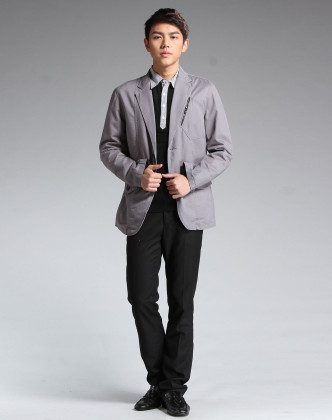 浅灰色翻领休闲长袖西装