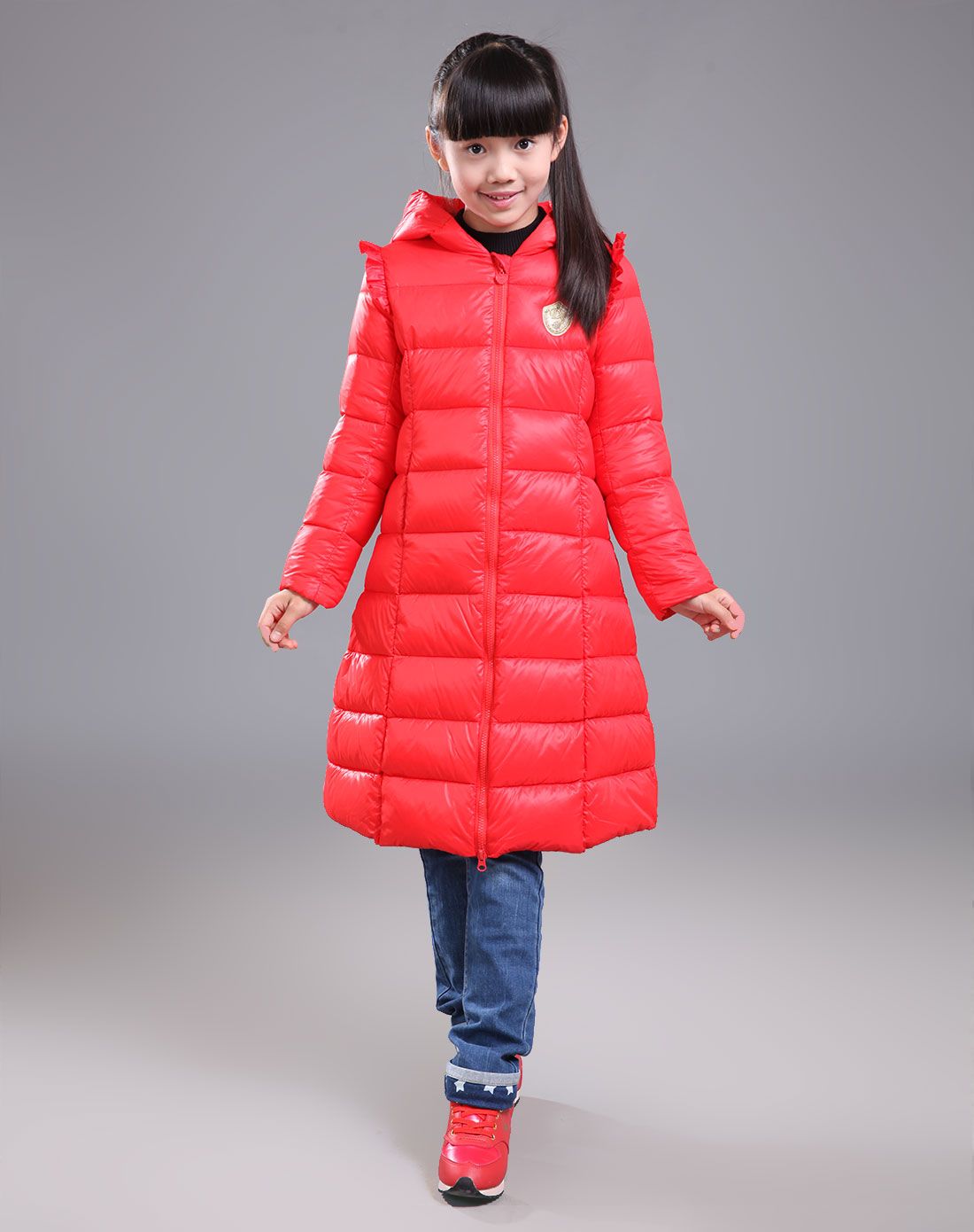 女童红色羽绒服