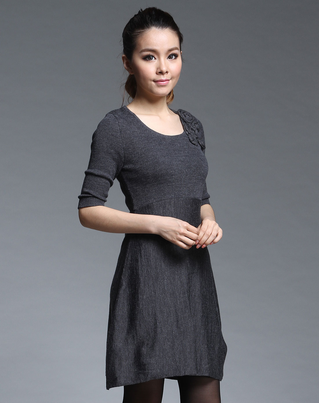 侧胸贴花圆领短袖深灰色针织连衣裙