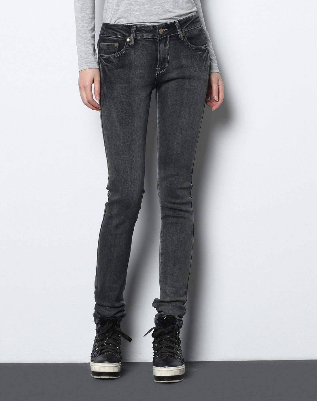 女款黑灰色牛仔裤