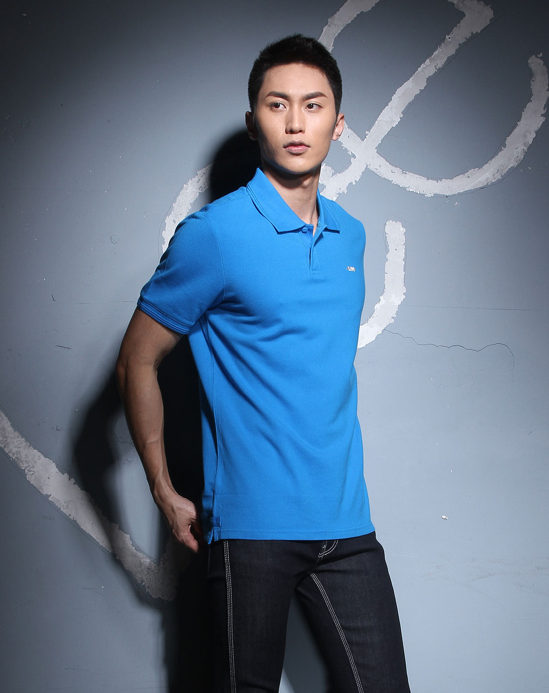 天蓝色翻领休闲短袖polo衫