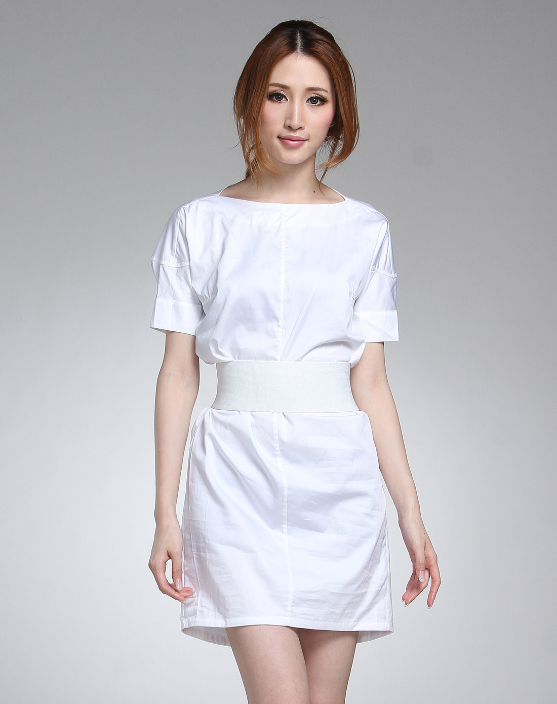 白色简洁圆领短袖连衣裙