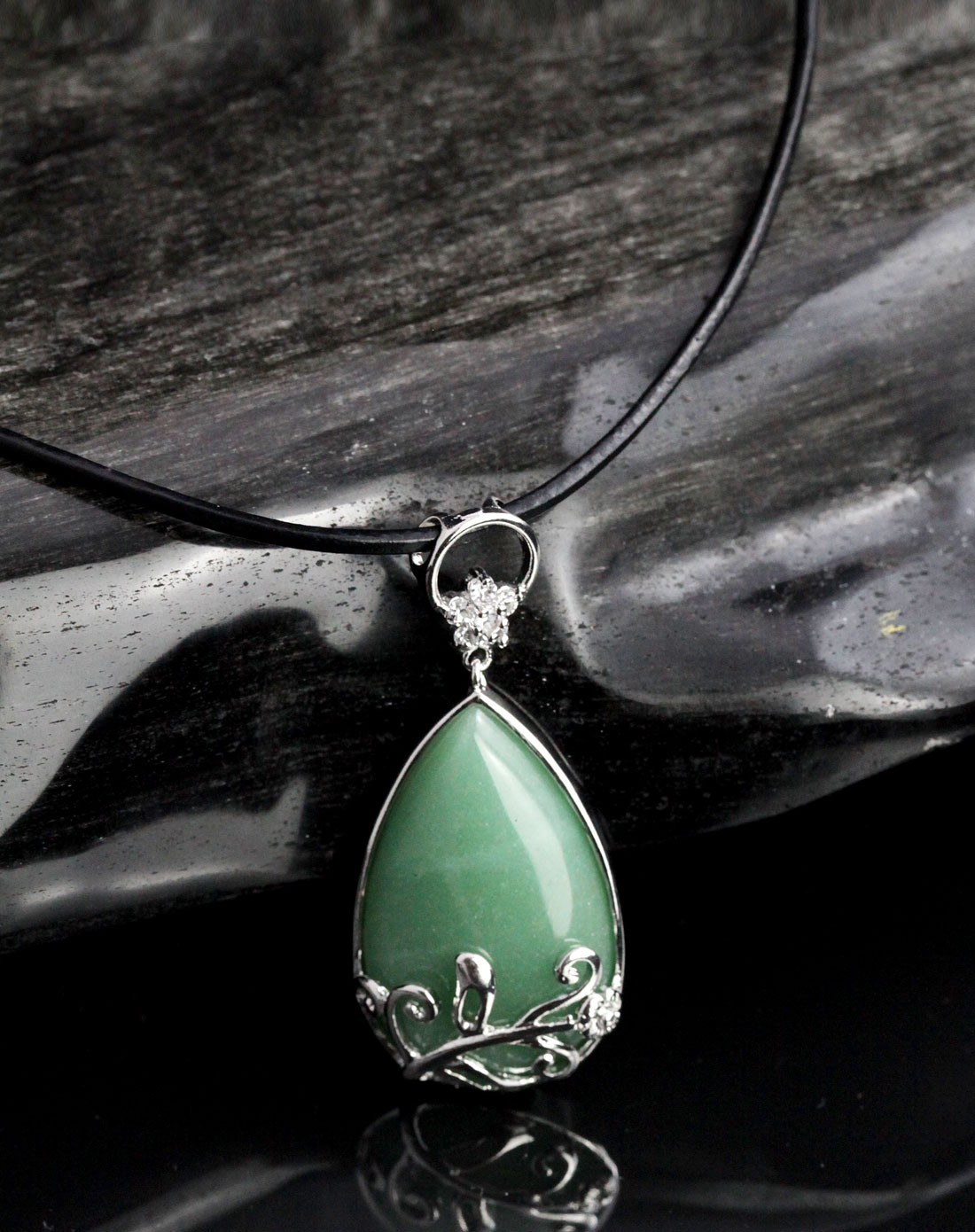 女款天然东陵玉滴水形包边吊坠