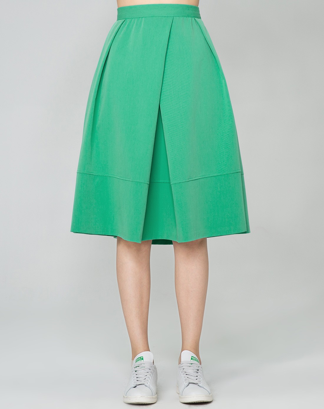 绿色褶裥半身裙