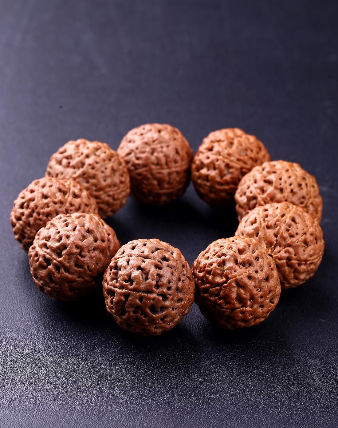 > 印尼顶级落地红八瓣沉水级大金刚30mm手串