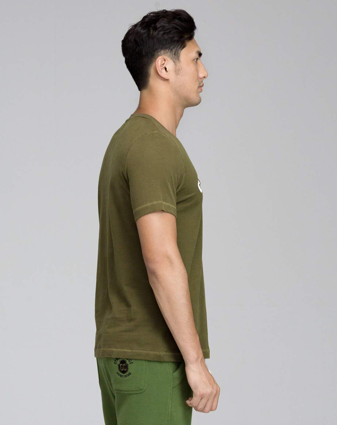 男性橄榄绿t恤
