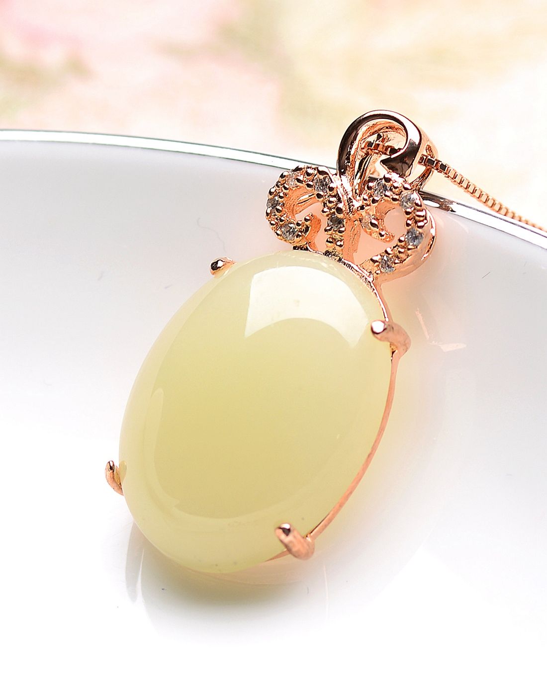 优质和田玉凝脂玉颜吊坠(附证书)