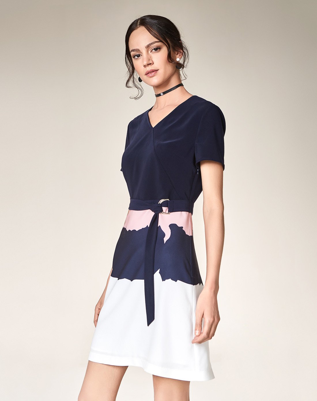 yiner音儿 时尚拼色v领系带收腰显瘦连衣裙