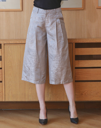 voa暗纹提花真丝中腰育克褶直筒四口袋h型及膝七分卡普里裤