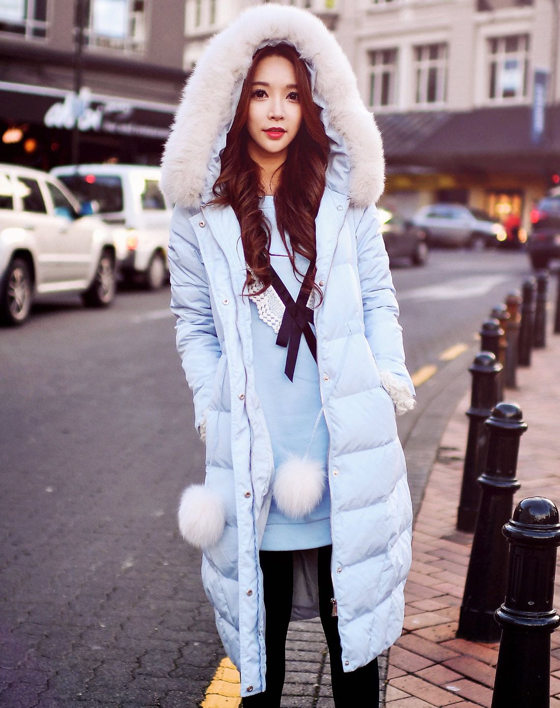 浅蓝色带毛领长款保暖羽绒服