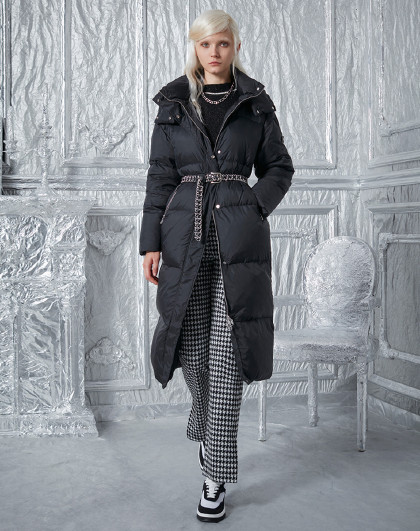 【95高标鹅绒】老佛爷品牌经典金属皮标连帽长款羽绒服