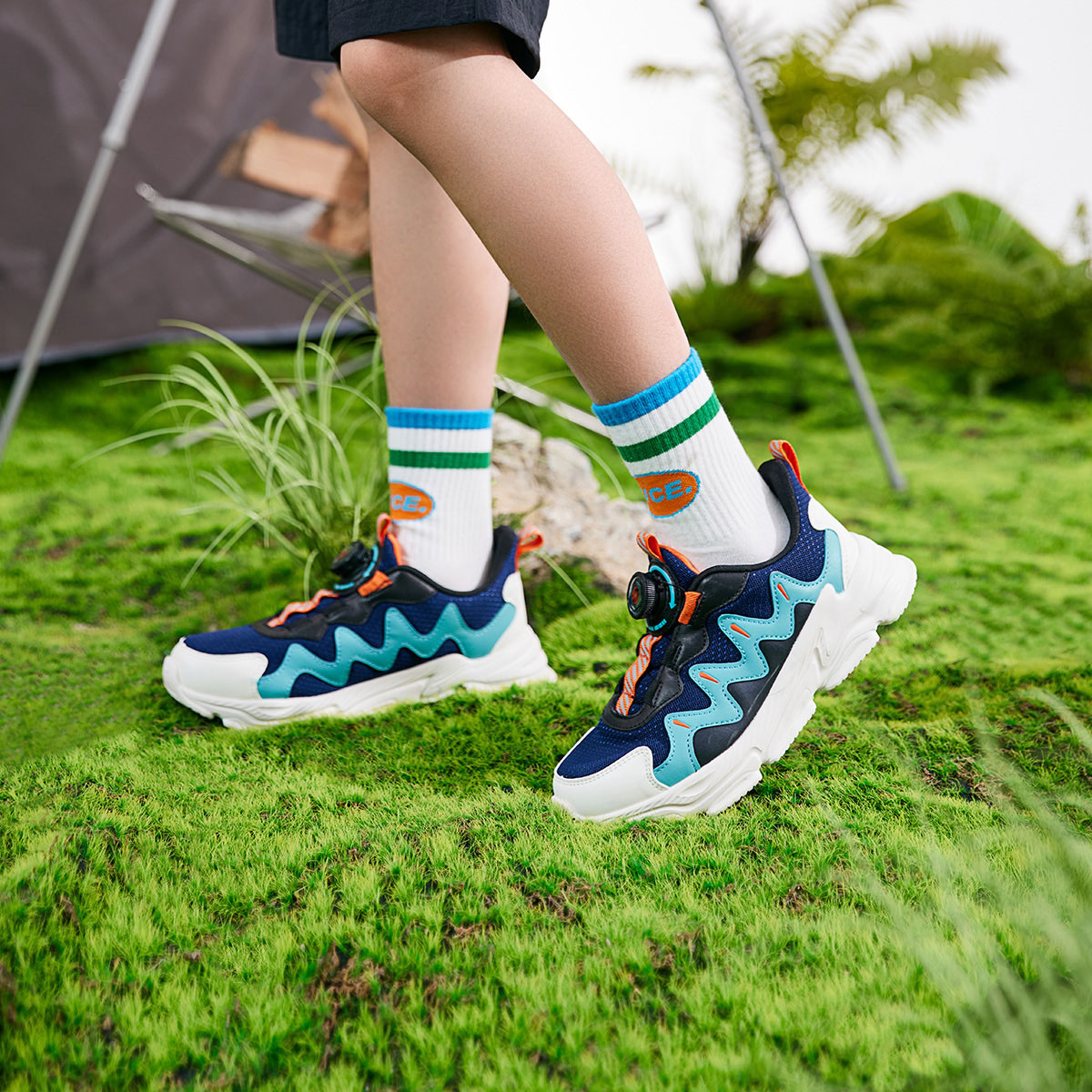 特步【热卖爆款】儿童休闲鞋中性中大童旋转纽扣运动鞋舒适耐磨休闲鞋