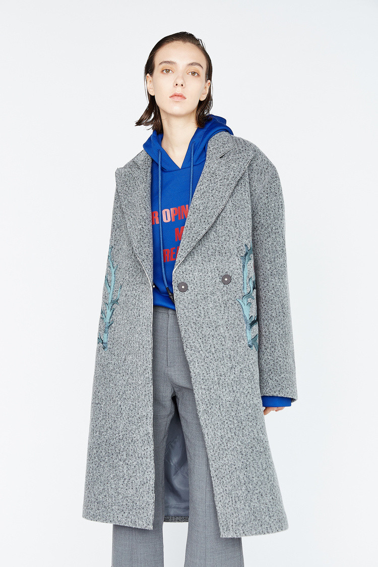 地素花朵刺绣羊毛大衣