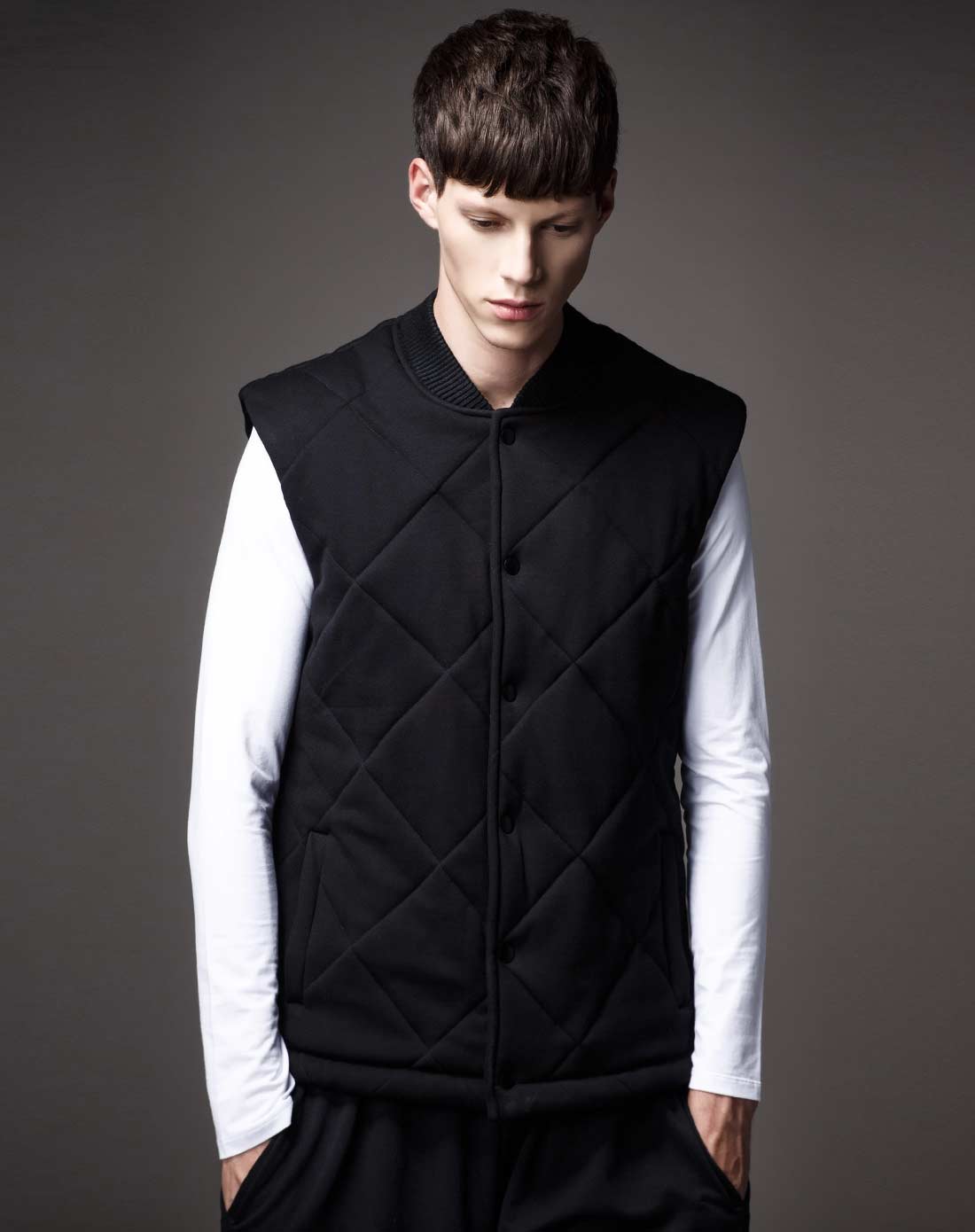 黑色纯色保暖羽绒马甲